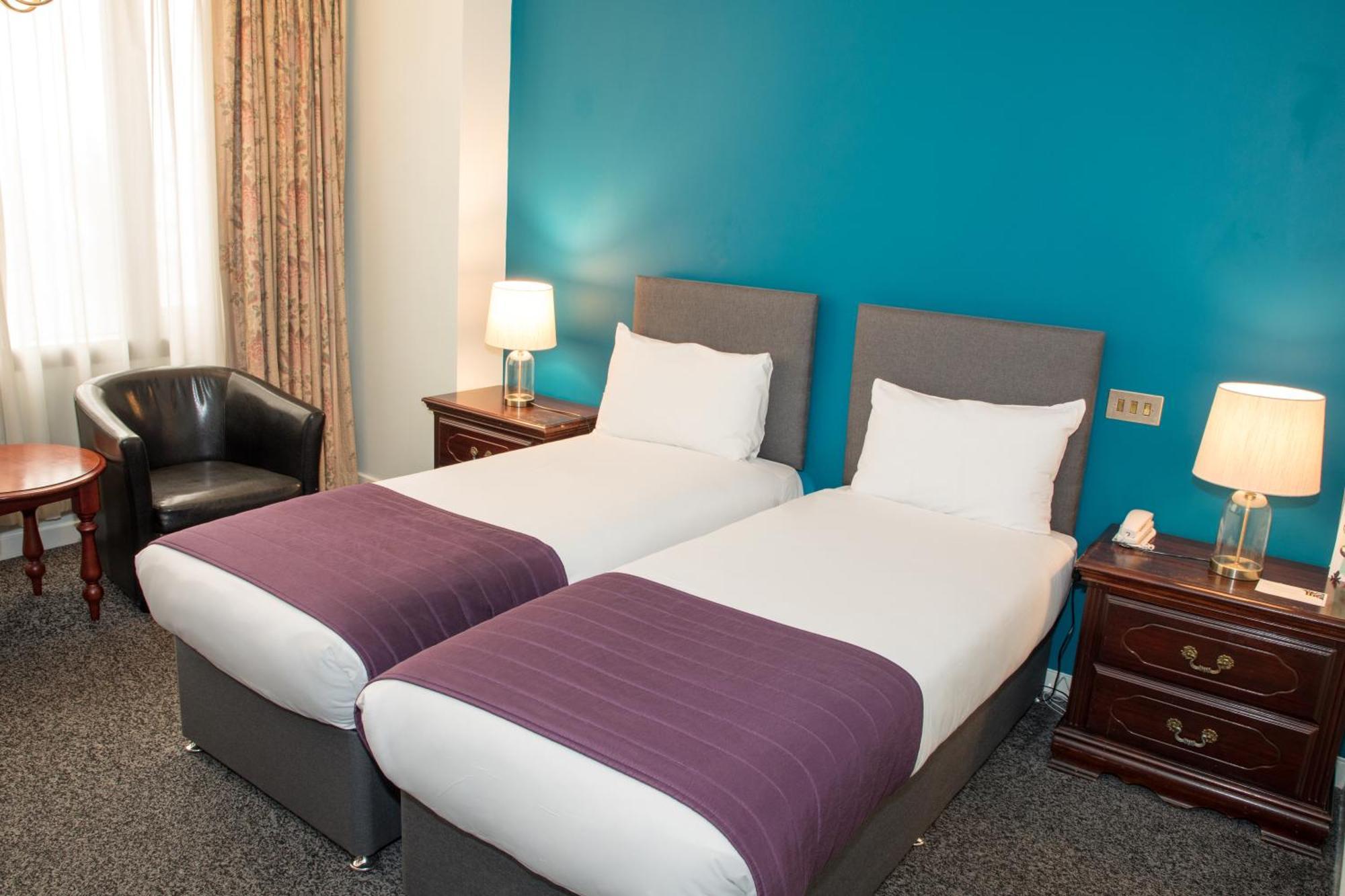 Britannia International Hotel Canary Wharf London Exterior photo Two single beds in a hotel room