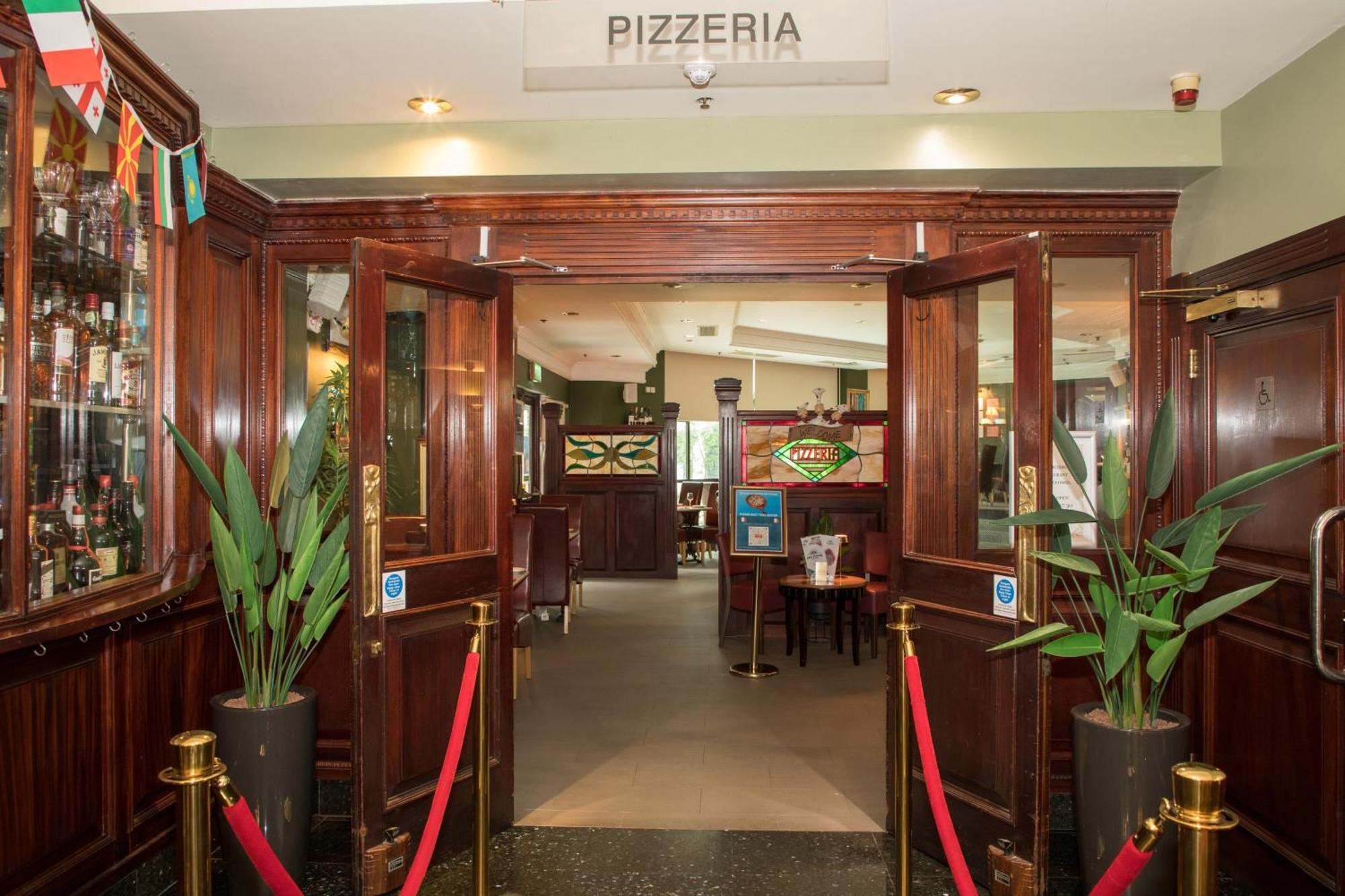 Britannia International Hotel Canary Wharf London Exterior photo Pizzeria